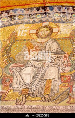 Detail des Kaiserlichen Tormosaiks, Hagia Sophia (türkisch: Ayasofya), Istanbul, Türkei. Christus Pantocrator, auf einem Thron mit Juwelen sitzend, segnete und in seiner linken Hand ein offenes Buch hielt. Stockfoto