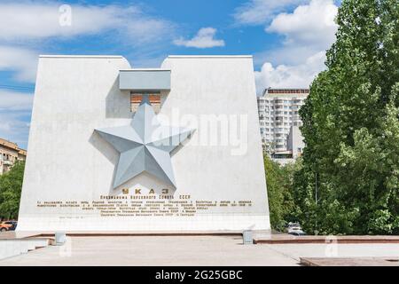 WOLGOGRAD, RUSSLAND - 17. AUGUST 2020: Gedenkstätte. Stele Goldener Stern, auf die Verleihung des Titels von Hero City. Wolgograd-Medaille. Panorama-Museum von wo Stockfoto