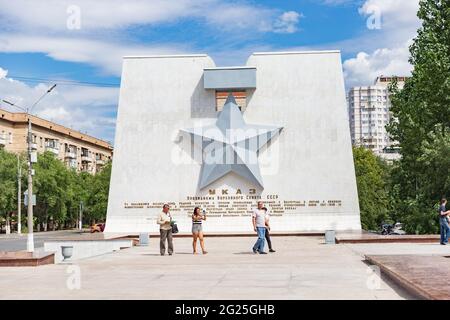 WOLGOGRAD, RUSSLAND - 17. AUGUST 2020: Gedenkstätte. Touristen in der Nähe von Stele Golden Star, auf die Verleihung des Titels Held City. Wolgograd-Medaille. Panorama Stockfoto