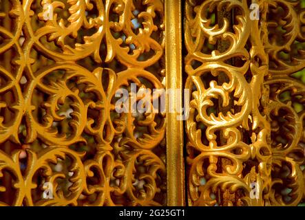 Verzierte vergoldete Leinwand in der Hagia Sophia (türkisch: Ayasofya), Istanbul, Türkei. Fensternetz. Stockfoto