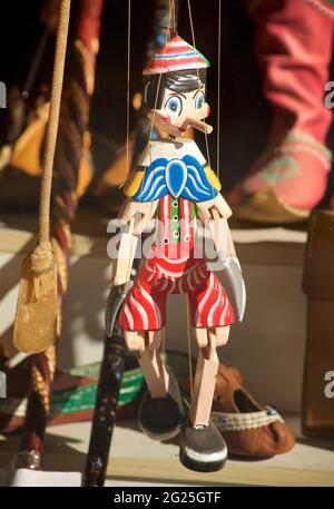 Hölzerne Marionette von Pinocchio zum Verkauf in Istanbul, Türkei Stockfoto