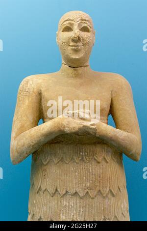 Statue von Lugal-dalu (sumerisch: 𒈗𒁕𒇻), König / Gouverneur von Adab ca. 2500 v. Chr. Er trägt die Kaunakes. Museum des Alten Orients, Istanbul Türkei Stockfoto