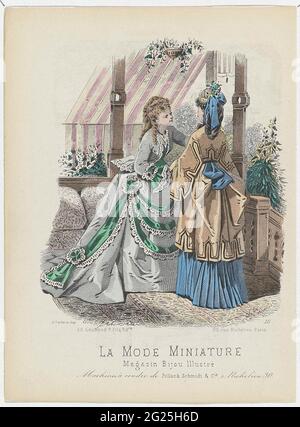 La Mode Miniature, 1872, No. 10: Machines à COUDR (...). Zwei Frauen sind draußen auf einer Plattform, in Kleidern mit Tournure gekleidet. Drucken aus dem La Mode Miniature Mode Magazin (1872-1873). Stockfoto