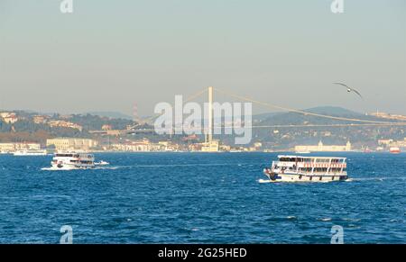 Blick auf die Bosporus-Straße und die Bosporus-Brücke vom Topkapi-Palast, Istanbul, Türkei Stockfoto