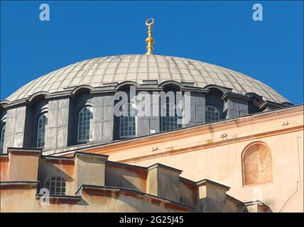 Hagia Sophia (türkisch: Ayasofya), offiziell Ayasofya-i Kebir Cami-i ?erifi buchstäblich Heilige Moschee der Hagia Sophia der große, und früher die Kirche der Hagia Sophia. Istanbul, Türkei Stockfoto