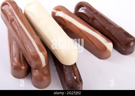 Leckere Schokoladen-Eclare auf weißem Hintergrund isoliert Stockfoto