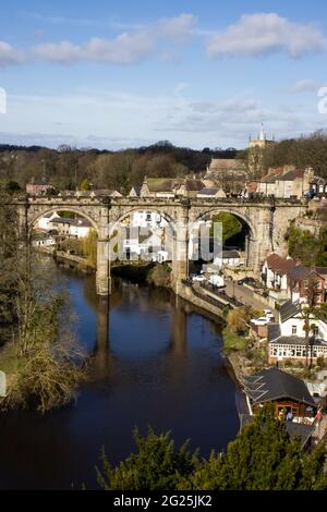 Der Fluss Nidd unterquert den historischen Eisenbahnviadukt in Knaresborough in North Yorkshire Stockfoto