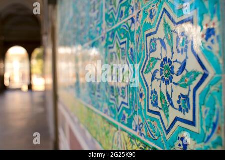 Iznik-Fliesen an der Außenseite der Beschneidungskammer im Topkapi-Palast, Istanbul, Türkei Stockfoto