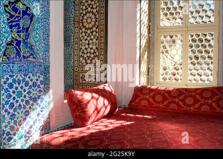 Das prunkvolle Interieur eines Konferenzraums, Topkapi-Palast, Istanbul, Türkei Stockfoto