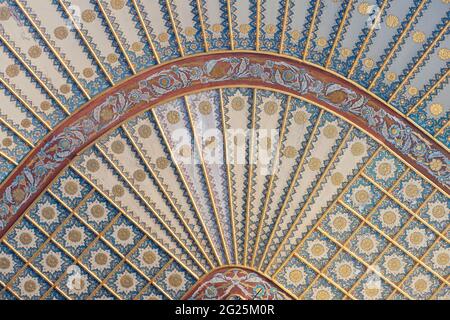 Detail der dekorativen Dekoration an der Decke im Innenhof der Favoriten im Kaiserlichen Harem des Topkapi-Palastes. Istanbul, Türkei. Stockfoto