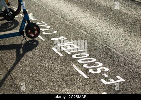 Eine neue Parkbucht für E-Scooter / Elektroroller zu mieten auf der öffentlichen Straße / Autobahn in Twickenham, London. VEREINIGTES KÖNIGREICH. Diese Roller sind legal. (123) Stockfoto