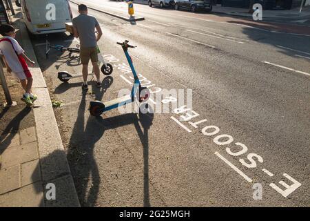 Eine neue Parkbucht für E-Scooter / Elektroroller zu mieten auf der öffentlichen Straße / Autobahn in Twickenham, London. VEREINIGTES KÖNIGREICH. Diese Roller sind legal. (123) Stockfoto