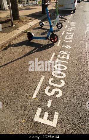 Eine neue Parkbucht für E-Scooter / Elektroroller zu mieten auf der öffentlichen Straße / Autobahn in Twickenham, London. VEREINIGTES KÖNIGREICH. Diese Roller sind legal. (123) Stockfoto