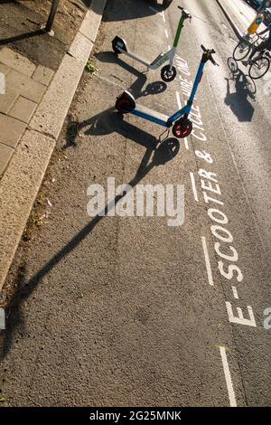 Eine neue Parkbucht für E-Scooter / Elektroroller zu mieten auf der öffentlichen Straße / Autobahn in Twickenham, London. VEREINIGTES KÖNIGREICH. Diese Roller sind legal. (123) Stockfoto