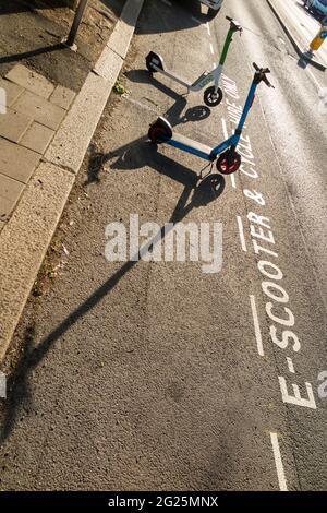 Eine neue Parkbucht für E-Scooter / Elektroroller zu mieten auf der öffentlichen Straße / Autobahn in Twickenham, London. VEREINIGTES KÖNIGREICH. Diese Roller sind legal. (123) Stockfoto