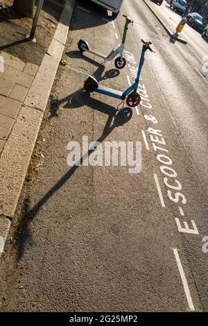 Eine neue Parkbucht für E-Scooter / Elektroroller zu mieten auf der öffentlichen Straße / Autobahn in Twickenham, London. VEREINIGTES KÖNIGREICH. Diese Roller sind legal. (123) Stockfoto