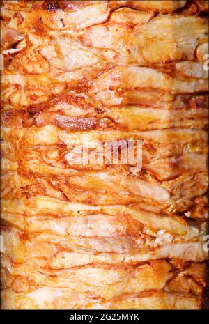 Detail eines Döners auf einem rotierenden Grill. Traditionelle türkische Küche. Istanbul, Türkei Stockfoto