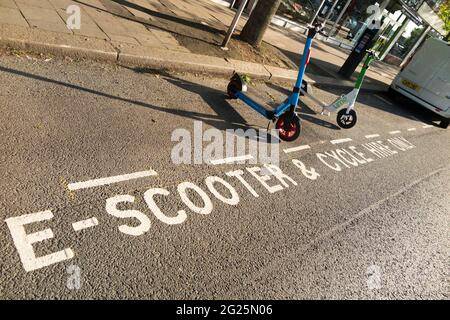 Eine neue Parkbucht für E-Scooter / Elektroroller zu mieten auf der öffentlichen Straße / Autobahn in Twickenham, London. VEREINIGTES KÖNIGREICH. Diese Roller sind legal. (123) Stockfoto