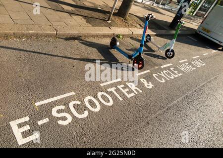 Eine neue Parkbucht für E-Scooter / Elektroroller zu mieten auf der öffentlichen Straße / Autobahn in Twickenham, London. VEREINIGTES KÖNIGREICH. Diese Roller sind legal. (123) Stockfoto