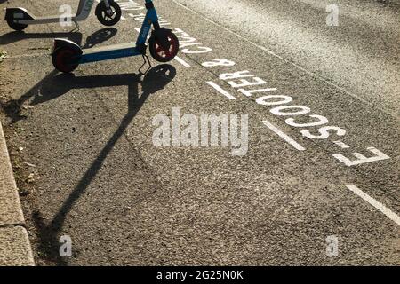 Eine neue Parkbucht für E-Scooter / Elektroroller zu mieten auf der öffentlichen Straße / Autobahn in Twickenham, London. VEREINIGTES KÖNIGREICH. Diese Roller sind legal. (123) Stockfoto