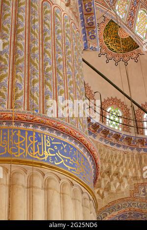 Sultan Ahmed Moschee (türkisch: Sultan Ahmet Camii), auch als Blaue Moschee bekannt. Eine Freitagsmoschee aus osmanischer Zeit in Istanbul, Türkei. Kunstvolle, handbemalte Säulendekoration Stockfoto