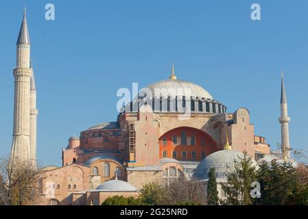 Hagia Sophia (türkisch: Ayasofya), offiziell Ayasofya-i Kebir Cami-i ?erifi buchstäblich Heilige Moschee der Hagia Sophia der große, und früher die Kirche der Hagia Sophia. Istanbul, Türkei Stockfoto