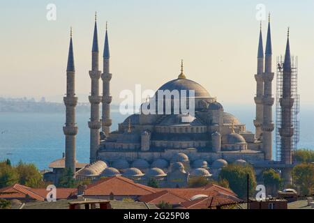 Sultan Ahmed Moschee (türkisch: Sultan Ahmet Camii), auch als Blaue Moschee bekannt. Eine Freitagsmoschee aus osmanischer Zeit in Istanbul, Türkei. Bosporus Beyond Stockfoto