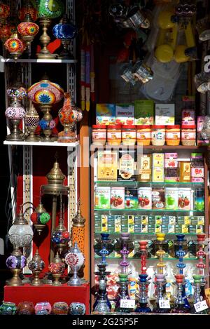 Raucherprodukte - Shisha-Pfeifen, Tabakmischungen und Laternen in einem Ladendisplay im Zentrum von Istanbul, Türkei Stockfoto