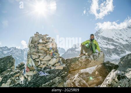 Ein junger Sherpa lächelt während einer Wanderruhe auf Kala Pattar Stockfoto