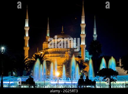 Sultan Ahmed Moschee (türkisch: Sultan Ahmet Camii), auch als Blaue Moschee bekannt. Eine Freitagsmoschee aus osmanischer Zeit in Istanbul, Türkei. Nachts beleuchtet; farbenfroh beleuchteter Sultan Ahmad Maydan-Brunnen Stockfoto