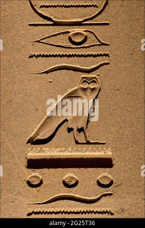 Der Obelisk von Theodosius ist aus rotem Granit aus Assuan geschnitzt. Jedes seiner vier Gesichter hat eine einzige zentrale Inschriftensäule, die den Sieg Thutmosis III. Über die Mitanni feiert, der sich etwa 1450 v. Chr. am Euphrat erregte... jetzt in Istanbul, Türkei Stockfoto