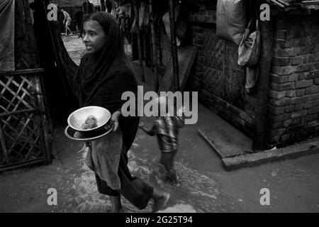 Während der Regenzeit wird das Hazaribagh-Gebiet nach einem starken Regen überflutet und westliche Materialien sowie giftige Chemikalien aus den Gerbereien machen das Wasser giftig und verursachen Hautkrankheiten unter den Bewohnern. Teil der Geschichte Grey Reality, über Hazaribagh Gebiet in Old Dhaka, von Saikat Ranjan Bhadra. Hazaribagh, Dhaka, Bangladesch. 30. Juni 2009. Stockfoto