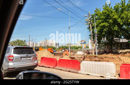 Samara, Russland - 6. Juni 2021: Blick vom Autofenster auf die Straßenreparaturarbeiten in der Stadt Stockfoto