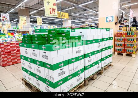 Samara, Russland - 6. Juni 2021: Weißes Papier für Bürogeräte SvetoCopy in Boxen A im Supermarkt verkauft Stockfoto