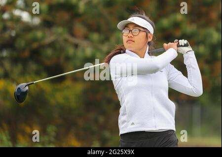 Troon, Großbritannien. Juni 2021. DAVINA XANH, die Mendip Spring repräsentiert, schlägt am 17. Loch in Barassie Links ab, während sie an der Amateur-Meisterschaft der Frauen teilnimmt. Davina Xanh ist Mitglied der English Girls National Squad und gewann 2020 die English Girls Amateur Stroke Play Championship, Credit: Findlay/Alamy Live News Stockfoto