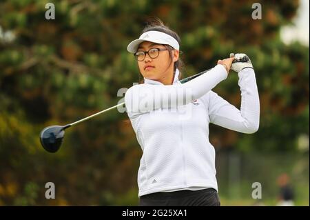 Troon, Großbritannien. Juni 2021. DAVINA XANH, die Mendip Spring repräsentiert, schlägt am 17. Loch in Barassie Links ab, während sie an der Amateur-Meisterschaft der Frauen teilnimmt. Davina Xanh ist Mitglied der English Girls National Squad und gewann 2020 die English Girls Amateur Stroke Play Championship, Credit: Findlay/Alamy Live News Stockfoto