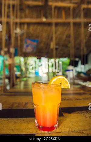 Farbenfrohe tropische Cocktails an der Holzbar. Mixologie im Poolurlaub Stockfoto