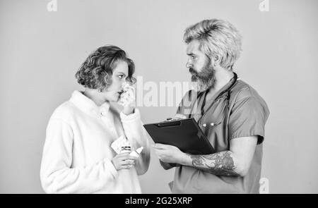 Fragen Sie nach Beschwerden. Verschreiben Sie Tests und Behandlung. Diagnosekonzept. Arbeit mit kranken Patienten. Anamnese. Doktor kommuniziert mit Frau. Medizin Stockfoto