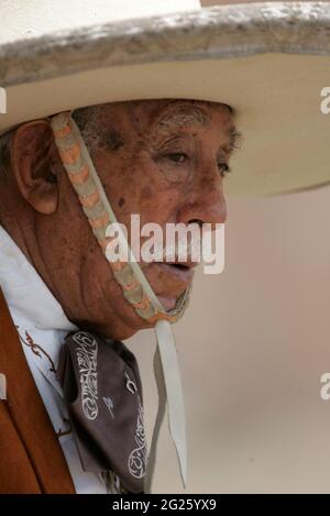 Mann im Charrokostüm. Das Symbol Mexikos ist der Charro oder (Cowboy), und obwohl wir den Charro normalerweise als einen Mann mit einem Hut und Stiefeln betrachten, die von einem Feld auf einem Pferd kommen, geht die Kultur des mexikanischen Charro viel weiter zurück. Chaarrería ist der Sport des Charros, mit Reglements und Meisterschaften wie Fußball. Es ist jedoch eher wie ein nationales folklorisches Ereignis, das sich zu einem sportlichen Großereignis entwickelt hat. Mexiko. Stockfoto