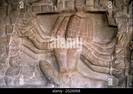 Steinbildhauerei in Ellora (Archäologische Stätte), Maharashtra, Indien. Ellora ist ein Weltkulturerbe, berühmt für seine monumentalen Höhlen. Die 35 "Höhlen" - tatsächlich Strukturen ausgegraben aus der vertikalen Fläche des Charanandri Hills - bestehend aus buddhistischen, hinduistischen und Jain Höhle, Tempel und Klöster, zwischen dem 5. und 10. Jahrhundert errichtet wurden. Die 12 buddhistischen Höhlen (1-12), 17 Hindus (Höhlen 13-29) und 5 Jain Caves (Höhlen 30-34), die in der Nähe gebaut, demonstrieren die religiöse Toleranz in diesem Zeitraum der indischen Geschichte überwiegend. August 16, 2007. Stockfoto