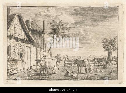 Bauernhof. Ein Bauernhof, mit einer Frau im Eingang, und auch ein Heuhaufen. Es gibt Kühe auf dem Hof, von denen eine gemolkt wird. Stockfoto