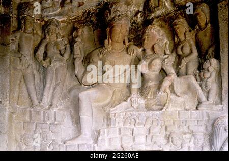 Steinbildhauerei in Ellora (Archäologische Stätte), Maharashtra, Indien. Ellora ist ein Weltkulturerbe, berühmt für seine monumentalen Höhlen. Die 35 "Höhlen" - tatsächlich Strukturen ausgegraben aus der vertikalen Fläche des Charanandri Hills - bestehend aus buddhistischen, hinduistischen und Jain Höhle, Tempel und Klöster, zwischen dem 5. und 10. Jahrhundert errichtet wurden. Die 12 buddhistischen Höhlen (1-12), 17 Hindus (Höhlen 13-29) und 5 Jain Caves (Höhlen 30-34), die in der Nähe gebaut, demonstrieren die religiöse Toleranz in diesem Zeitraum der indischen Geschichte überwiegend. August 16, 2007. Stockfoto