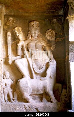 Statue der Hindu-Göttin Durga in Ellora (archäologische Stätte), Maharashtra, Indien. Ellora ist ein Weltkulturerbe, das für seine monumentalen Höhlen bekannt ist. Die 35 „Höhlen“ – eigentlich aus der vertikalen Wand der Hügel von Charanandri ausgegrabene Strukturen –, die aus buddhistischen, hinduistischen und Jain Höhlentempeln und Klöstern bestehen, wurden zwischen dem 5. Und 10. Jahrhundert erbaut. Die 12 buddhistischen Höhlen (Höhlen 1-12), 17 hinduistischen Höhlen (Höhlen 13-29) und 5 Jain Höhlen (Höhlen 30-34), die in der Nähe errichtet wurden, zeigen die religiöse Toleranz, die während dieser Zeit der indischen Geschichte vorherrscht. 16. August 2007. Stockfoto