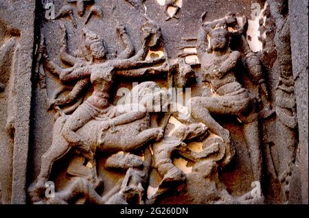 Steinbildhauerei in Ellora (Archäologische Stätte), Maharashtra, Indien. Ellora ist ein Weltkulturerbe, berühmt für seine monumentalen Höhlen. Die 35 "Höhlen" - tatsächlich Strukturen ausgegraben aus der vertikalen Fläche des Charanandri Hills - bestehend aus buddhistischen, hinduistischen und Jain Höhle, Tempel und Klöster, zwischen dem 5. und 10. Jahrhundert errichtet wurden. Die 12 buddhistischen Höhlen (1-12), 17 Hindus (Höhlen 13-29) und 5 Jain Caves (Höhlen 30-34), die in der Nähe gebaut, demonstrieren die religiöse Toleranz in diesem Zeitraum der indischen Geschichte überwiegend. August 16, 2007. Stockfoto