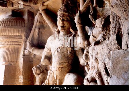 Steinbildhauerei in Ellora (Archäologische Stätte), Maharashtra, Indien. Ellora ist ein Weltkulturerbe, berühmt für seine monumentalen Höhlen. Die 35 "Höhlen" - tatsächlich Strukturen ausgegraben aus der vertikalen Fläche des Charanandri Hills - bestehend aus buddhistischen, hinduistischen und Jain Höhle, Tempel und Klöster, zwischen dem 5. und 10. Jahrhundert errichtet wurden. Die 12 buddhistischen Höhlen (1-12), 17 Hindus (Höhlen 13-29) und 5 Jain Caves (Höhlen 30-34), die in der Nähe gebaut, demonstrieren die religiöse Toleranz in diesem Zeitraum der indischen Geschichte überwiegend. August 16, 2007. Stockfoto