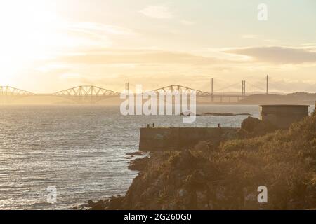 Die Forth Bridges von der Braefoot Bay Dalgety Bay aus gesehen. Stockfoto