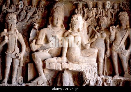 Steinbildhauerei in Ellora (Archäologische Stätte), Maharashtra, Indien. Ellora ist ein Weltkulturerbe, berühmt für seine monumentalen Höhlen. Die 35 "Höhlen" - tatsächlich Strukturen ausgegraben aus der vertikalen Fläche des Charanandri Hills - bestehend aus buddhistischen, hinduistischen und Jain Höhle, Tempel und Klöster, zwischen dem 5. und 10. Jahrhundert errichtet wurden. Die 12 buddhistischen Höhlen (1-12), 17 Hindus (Höhlen 13-29) und 5 Jain Caves (Höhlen 30-34), die in der Nähe gebaut, demonstrieren die religiöse Toleranz in diesem Zeitraum der indischen Geschichte überwiegend. August 16, 2007. Stockfoto