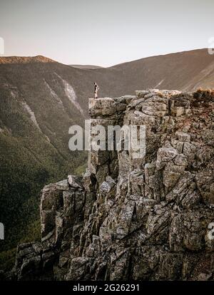 Der männliche Trailrunner steht am Rand der Klippe auf Bondcliff, New Hampshire Stockfoto