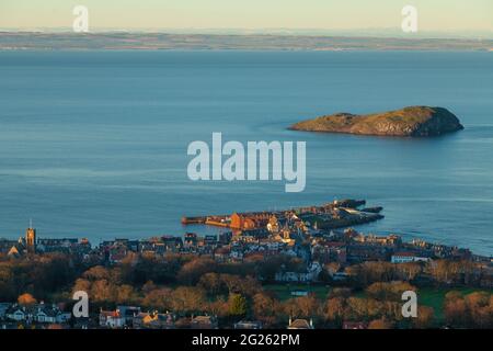 North Berwick Town und Craigleith Island von der Spitze des Gesetzes aus gesehen Stockfoto