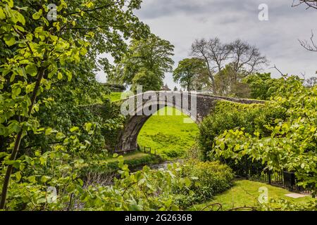 Schottland. Das Bild zeigt die Brücke Brig O Doon, die in Robert Burns Gedichtgeschichte Tam O Shanter zu sehen war, als er vor Angst über die Brücke floh. Stockfoto